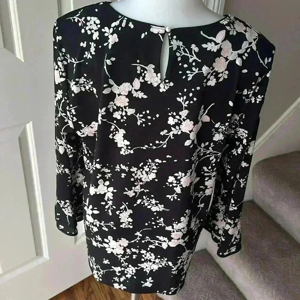 Size M Karl Lagerfeld flower blouse - Picture 4 of 6